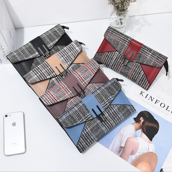 Női pénztárca fém csattal és fogantyúval