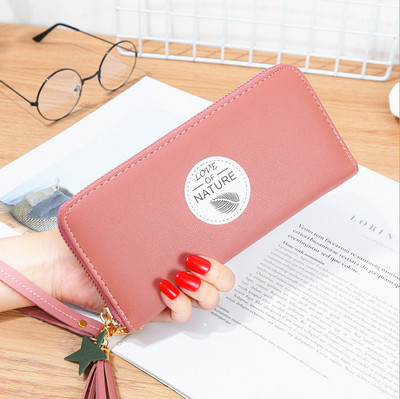 Női pénztárca rátéttel és bojttal