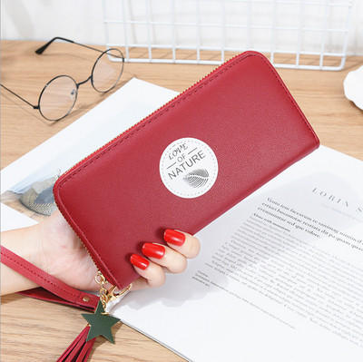 Női pénztárca rátéttel és bojttal