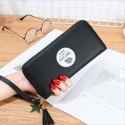 Női pénztárca rátéttel és bojttal