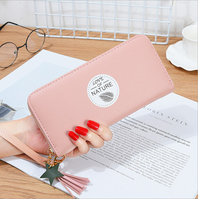 Női pénztárca rátéttel és bojttal