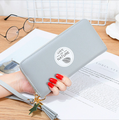 Női pénztárca rátéttel és bojttal