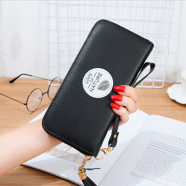 Női pénztárca rátéttel és bojttal