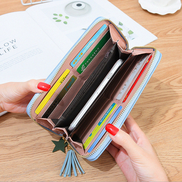 Női pénztárca rátéttel és bojttal