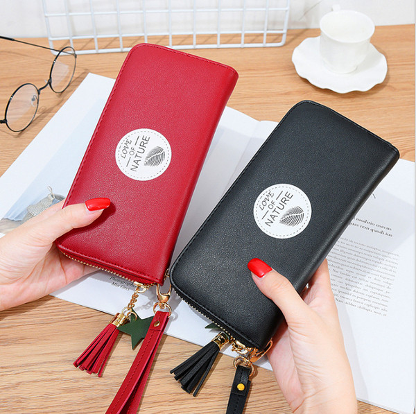 Női pénztárca rátéttel és bojttal