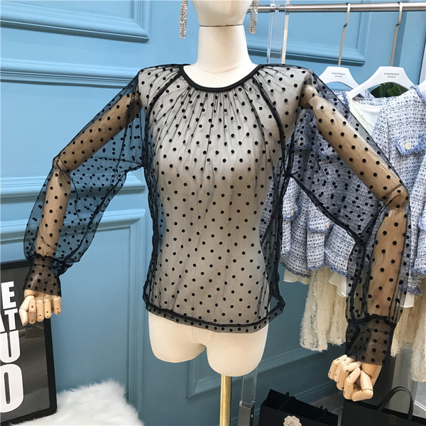 Set elegant pentru femei, care include o cămașă transparentă și o rochie neagră