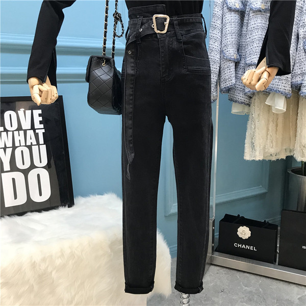 Női farmer magas derékkal és övvel fekete és kék színben