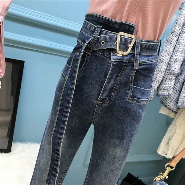 Női farmer magas derékkal és övvel fekete és kék színben