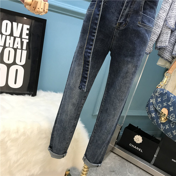 Női farmer magas derékkal és övvel fekete és kék színben