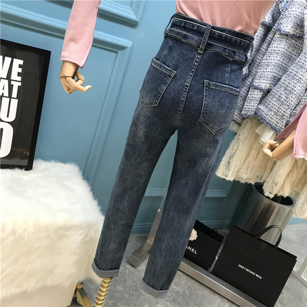 Női farmer magas derékkal és övvel fekete és kék színben