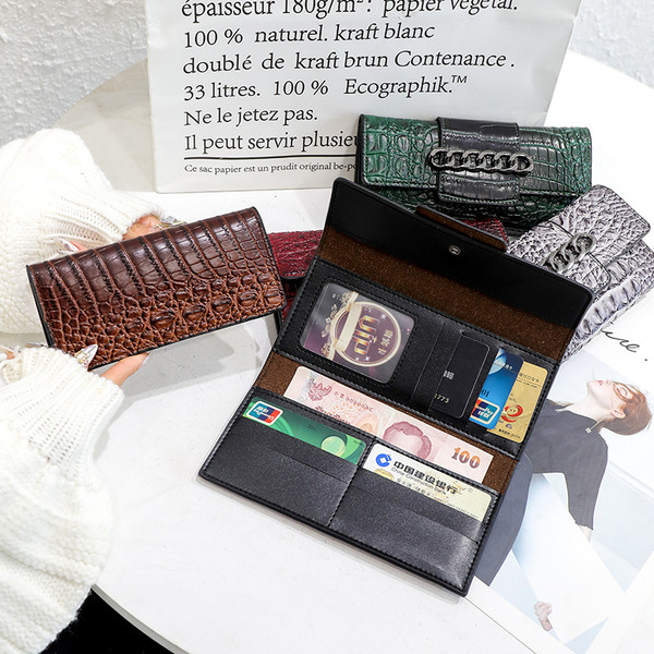 Geanta de dama din piele ecologica reliefata cu element metalic in culorile gri, verde, rosu si negru