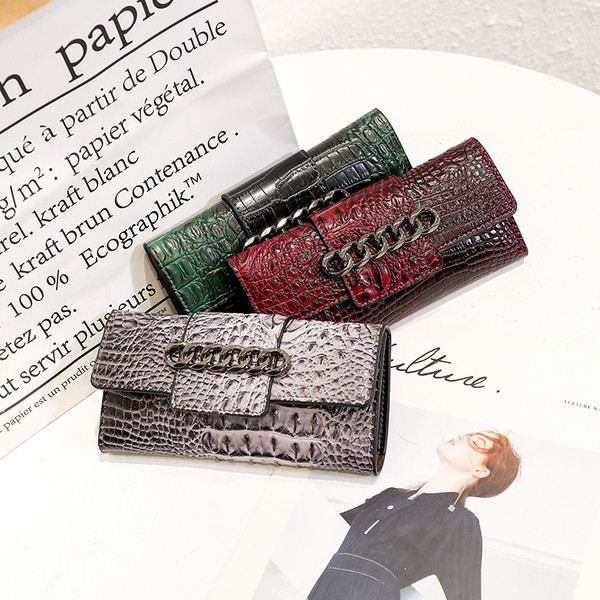 Geanta de dama din piele ecologica reliefata cu element metalic in culorile gri, verde, rosu si negru