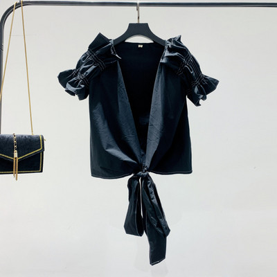 Γυναικεία μπλούζα με λαιμόκοψη σε άσπρο και μαύρο χρώμα