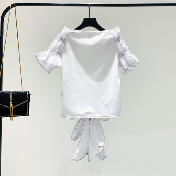 Γυναικεία μπλούζα με λαιμόκοψη σε άσπρο και μαύρο χρώμα