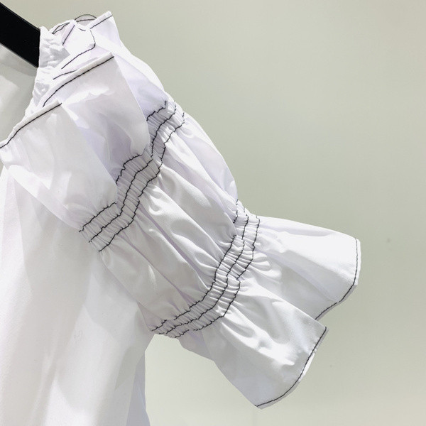 Γυναικεία μπλούζα με λαιμόκοψη σε άσπρο και μαύρο χρώμα