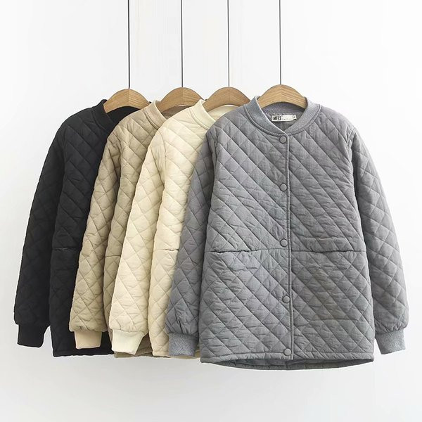 Nagy méretű női hosszú kabát zsebbel és gombokkal, négy színben