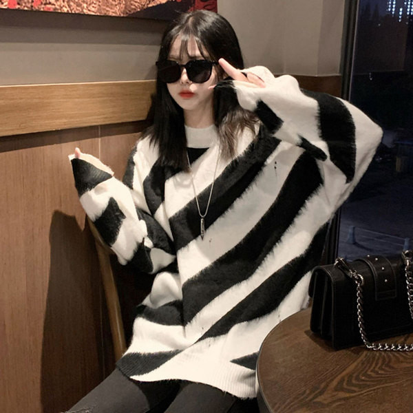 Γυναικεία φαρδιά μπλούζα με ωοειδές λαιμόκοψη