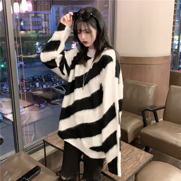 Γυναικεία φαρδιά μπλούζα με ωοειδές λαιμόκοψη