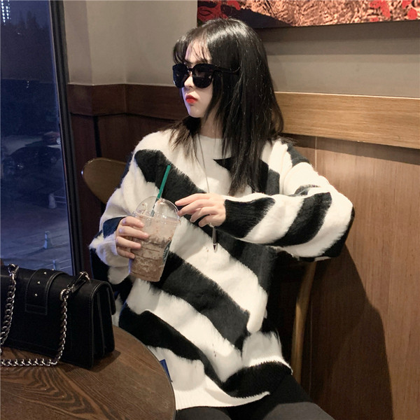 Γυναικεία φαρδιά μπλούζα με ωοειδές λαιμόκοψη