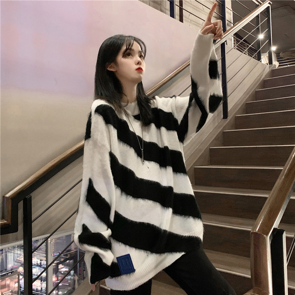 Γυναικεία φαρδιά μπλούζα με ωοειδές λαιμόκοψη