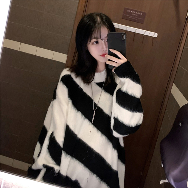 Γυναικεία φαρδιά μπλούζα με ωοειδές λαιμόκοψη