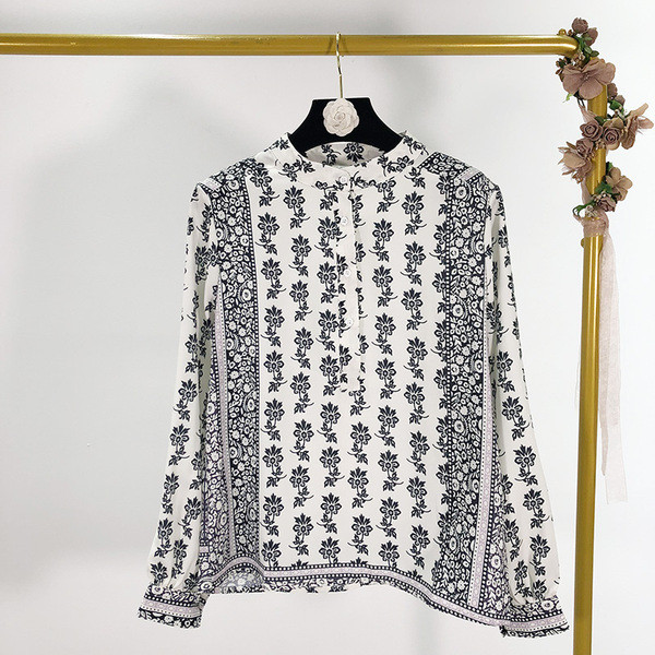 Bluză largă de damă în alb, cu model colorat și decolteu oval