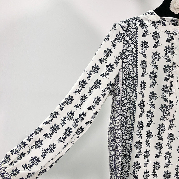 Bluză largă de damă în alb, cu model colorat și decolteu oval