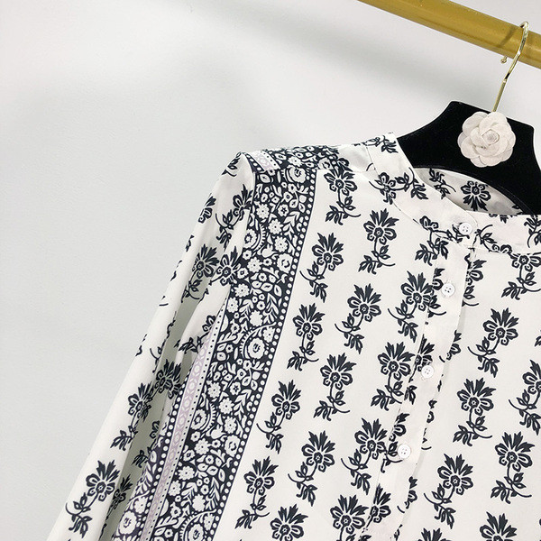 Bluză largă de damă în alb, cu model colorat și decolteu oval