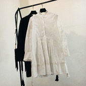 Női ruha hosszú ujjú fekete-fehér csipkeelemekkel