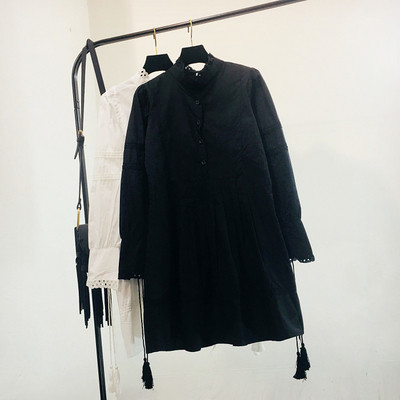 Női ruha hosszú ujjú fekete-fehér csipkeelemekkel