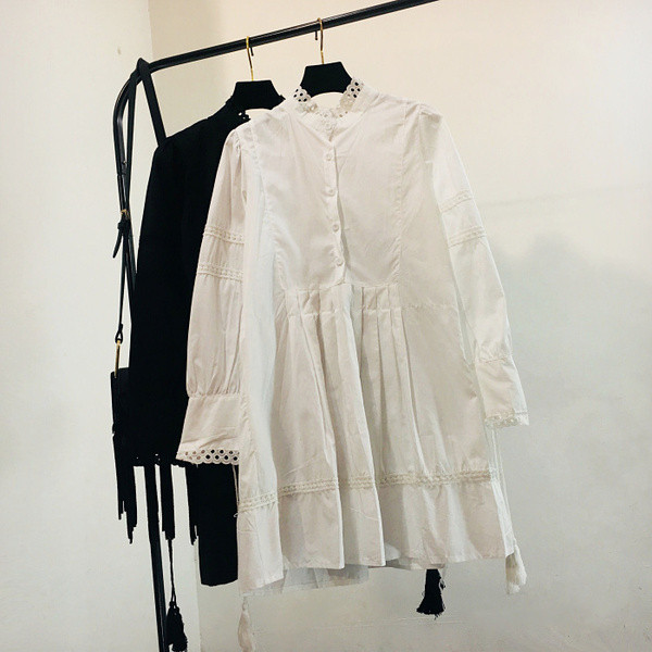 Női ruha hosszú ujjú fekete-fehér csipkeelemekkel