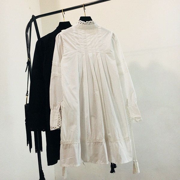 Női ruha hosszú ujjú fekete-fehér csipkeelemekkel