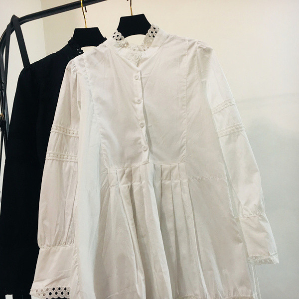 Női ruha hosszú ujjú fekete-fehér csipkeelemekkel