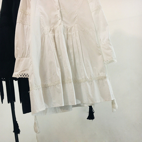 Női ruha hosszú ujjú fekete-fehér csipkeelemekkel