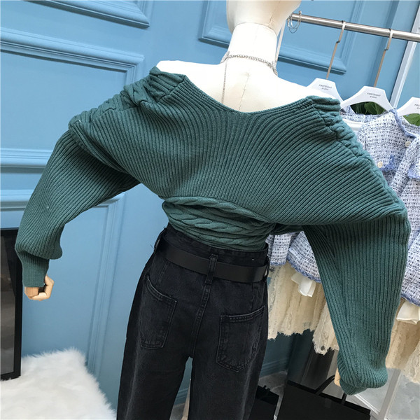 Rövid női pulóver ejtett ujjal, több színben