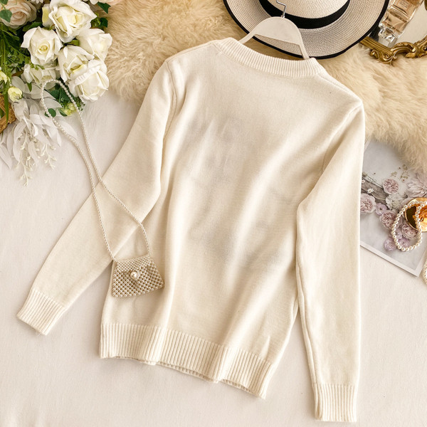 Pulover de dama cu decolteu rotund in alb si negru