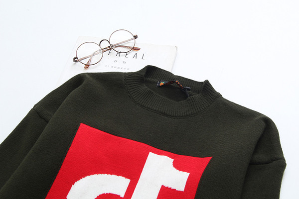 Bluză casual de damă cu aplicație în negru și albastru