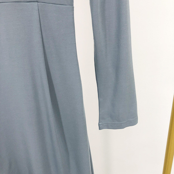 Γυναικείο φόρεμα μακρύ με λαιμόκοψη και μια βαθιά δαντέλα σε μπλε χρώμα