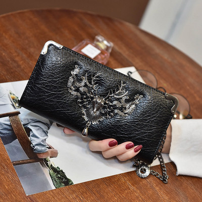 Γυναικείο πορτοφόλι με μεταλλικά στοιχεία και αλυσίδα σε γκρι και μαύρο χρώμα