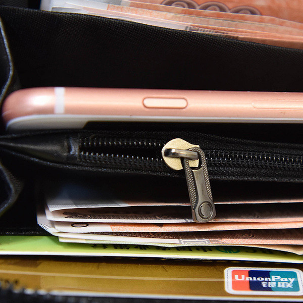 Дамско портмоне с метални елементи и верижка в сив и черен цвят 