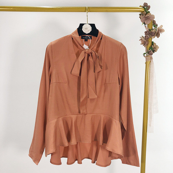 Γυναικεία μπλούζα με λαιμόκοψη και  δεσμούς σε καφέ χρώμα