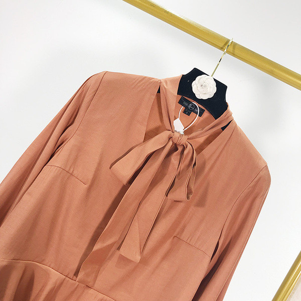 Γυναικεία μπλούζα με λαιμόκοψη και  δεσμούς σε καφέ χρώμα