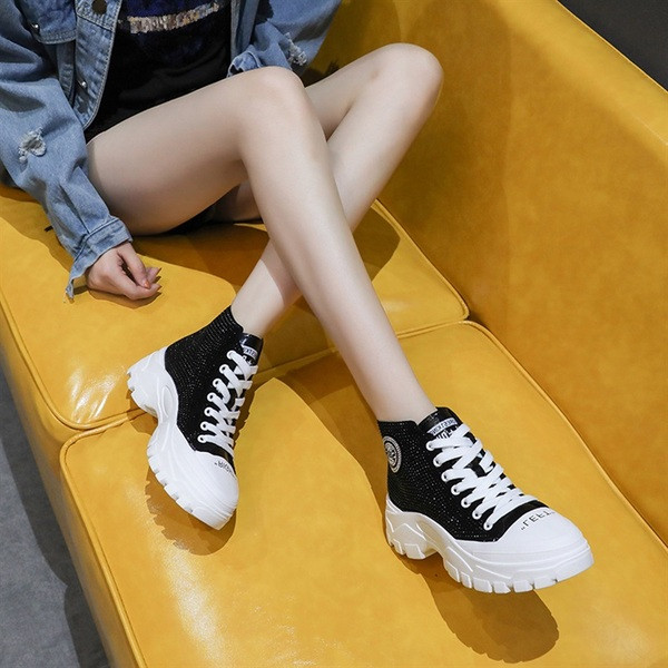 Γυναικεία αθλητικά πάνινα παπούτσια με κορδόνια και πέτρες σε δύο χρώματα