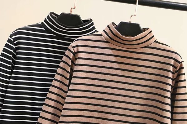 Modern női csíkos pulóver magas gallérral, két színben