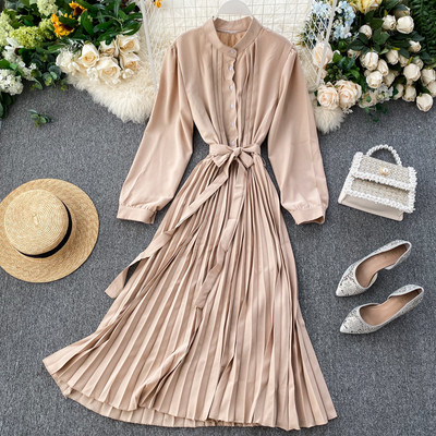 Modern női ruha hosszú ujjal és gombokkal