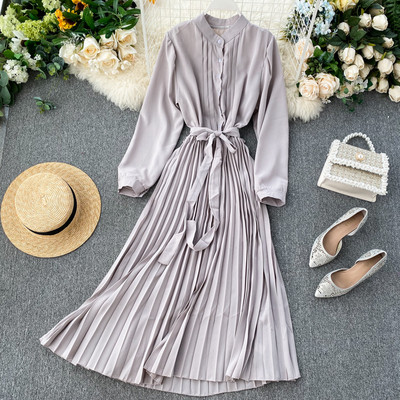 Modern női ruha hosszú ujjal és gombokkal