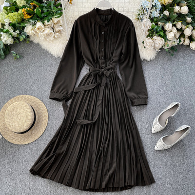 Modern női ruha hosszú ujjal és gombokkal