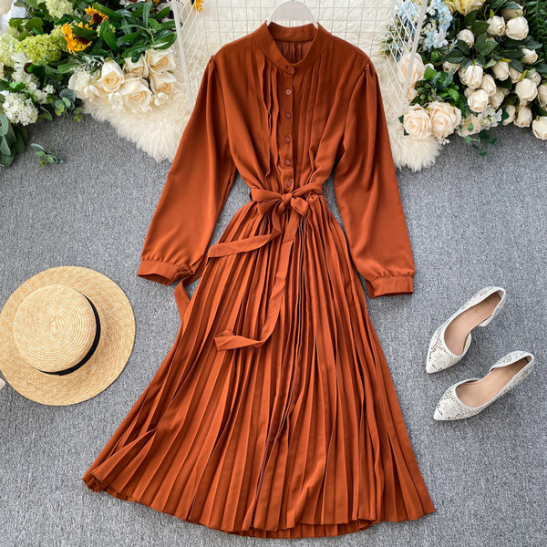 Modern női ruha hosszú ujjal és gombokkal