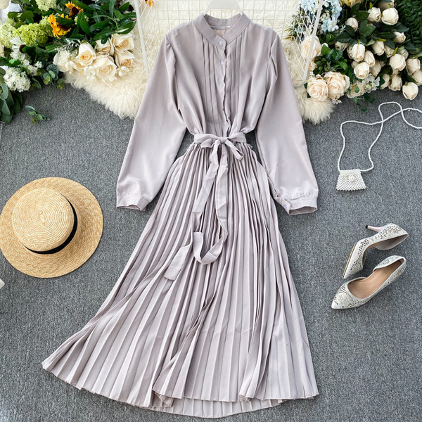 Modern női ruha hosszú ujjal és gombokkal