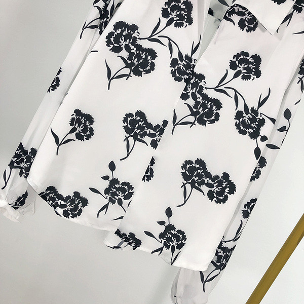 Női ing klasszikus modell fehér színben, virágmintával